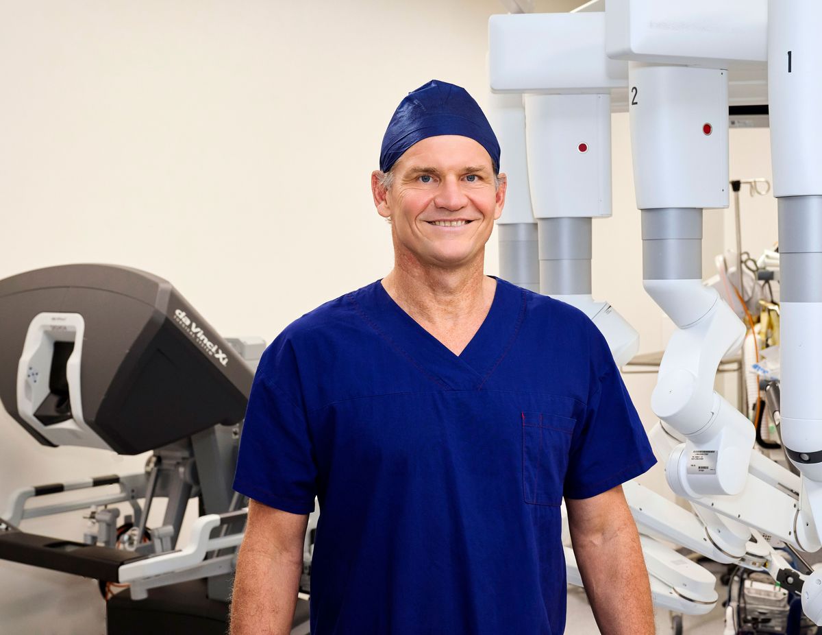 Dr. von Papen with da Vinci robotic surgery system