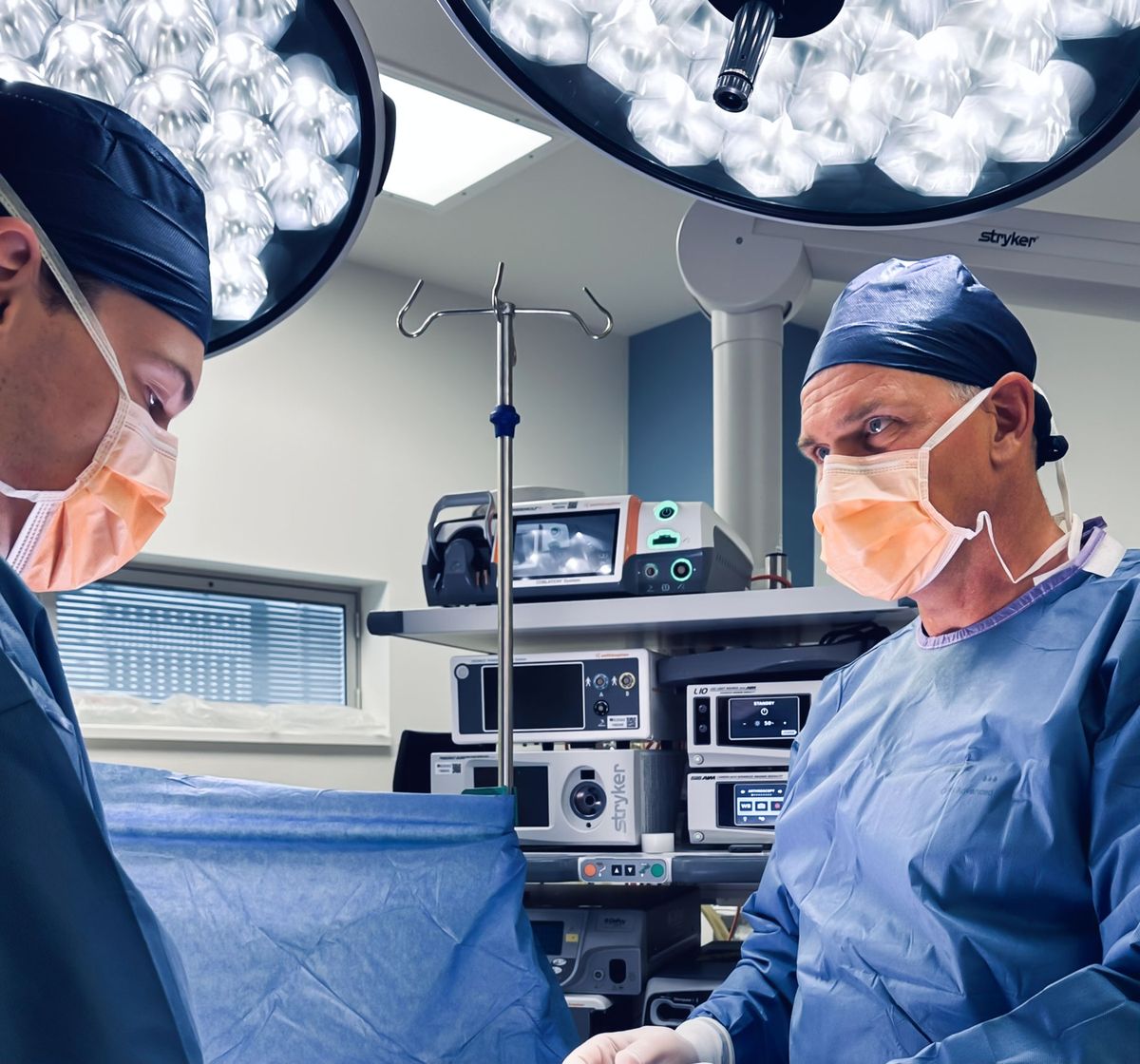 Dr. von Papen and colleague in the operating theatre